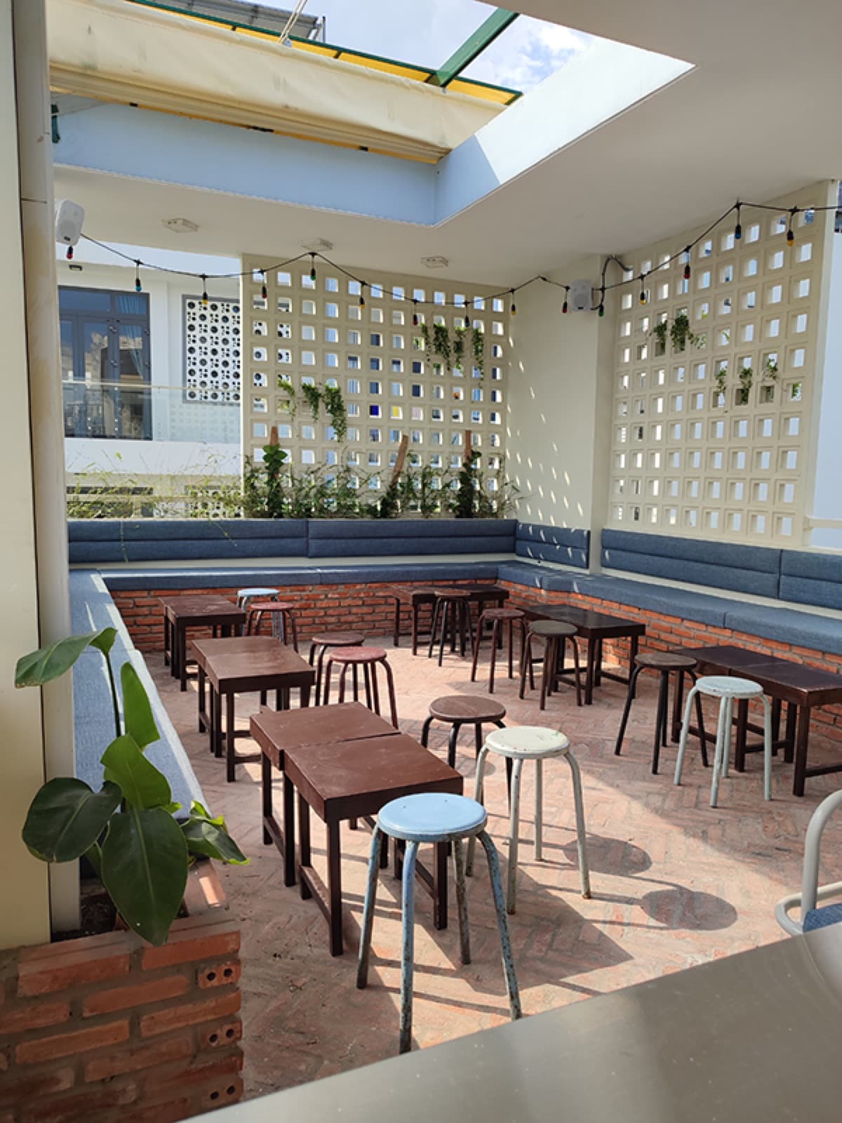Perché rooftop seating at Le Café des Stagiaires