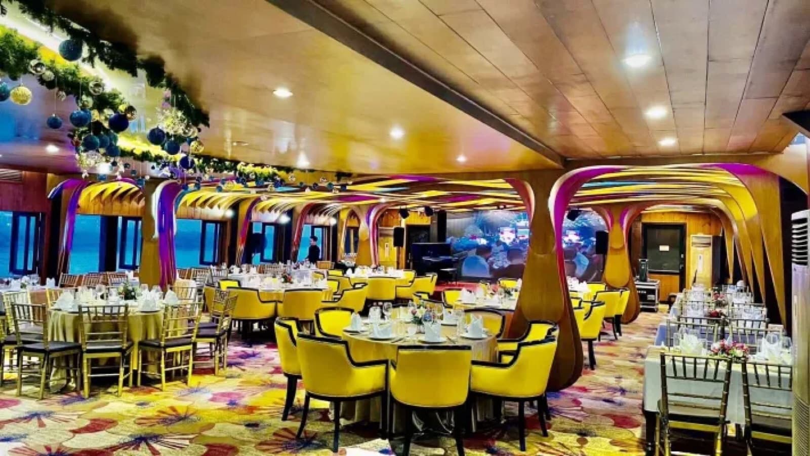 Elite Hall set with round dining tables beneath curved gold columns and a mirrored ceiling
