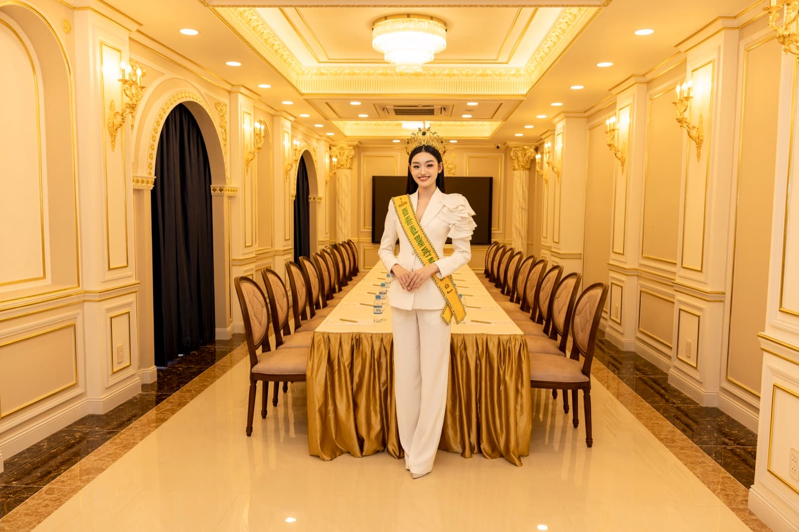 A King & Queen meeting room set with a long boardroom table, unoccupied.