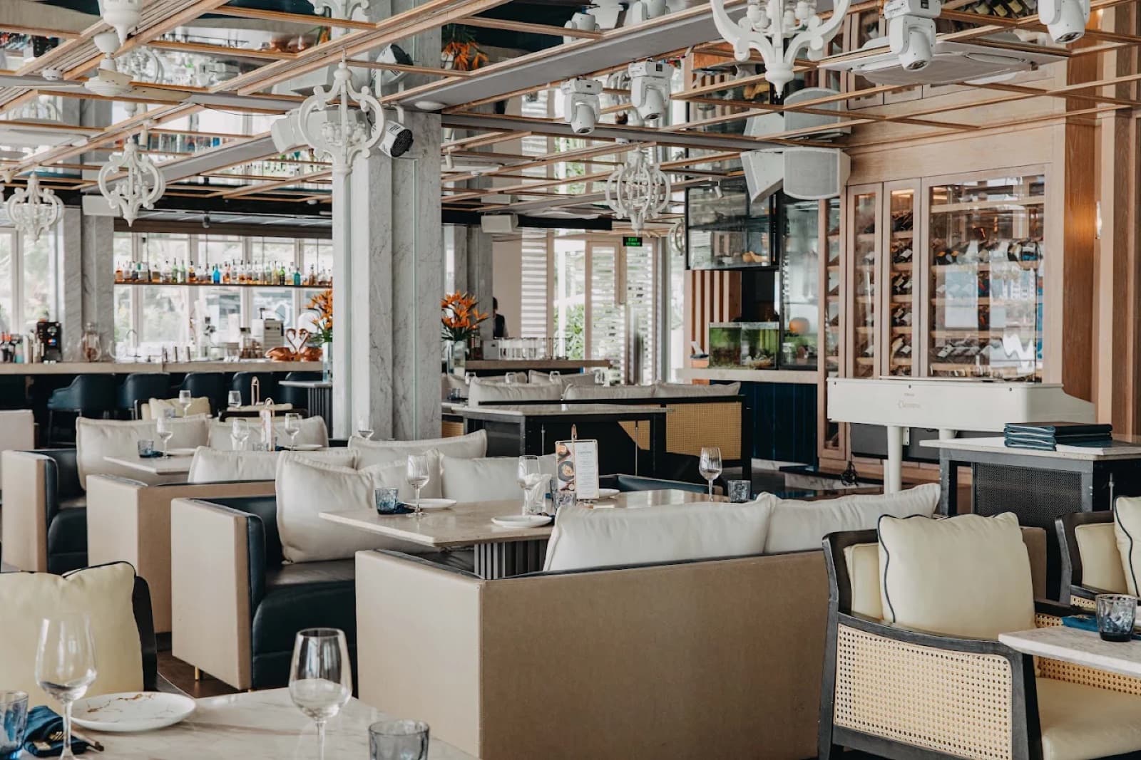 ROS Indoor Restaurant with lounge seating, bar and mirrored ceiling