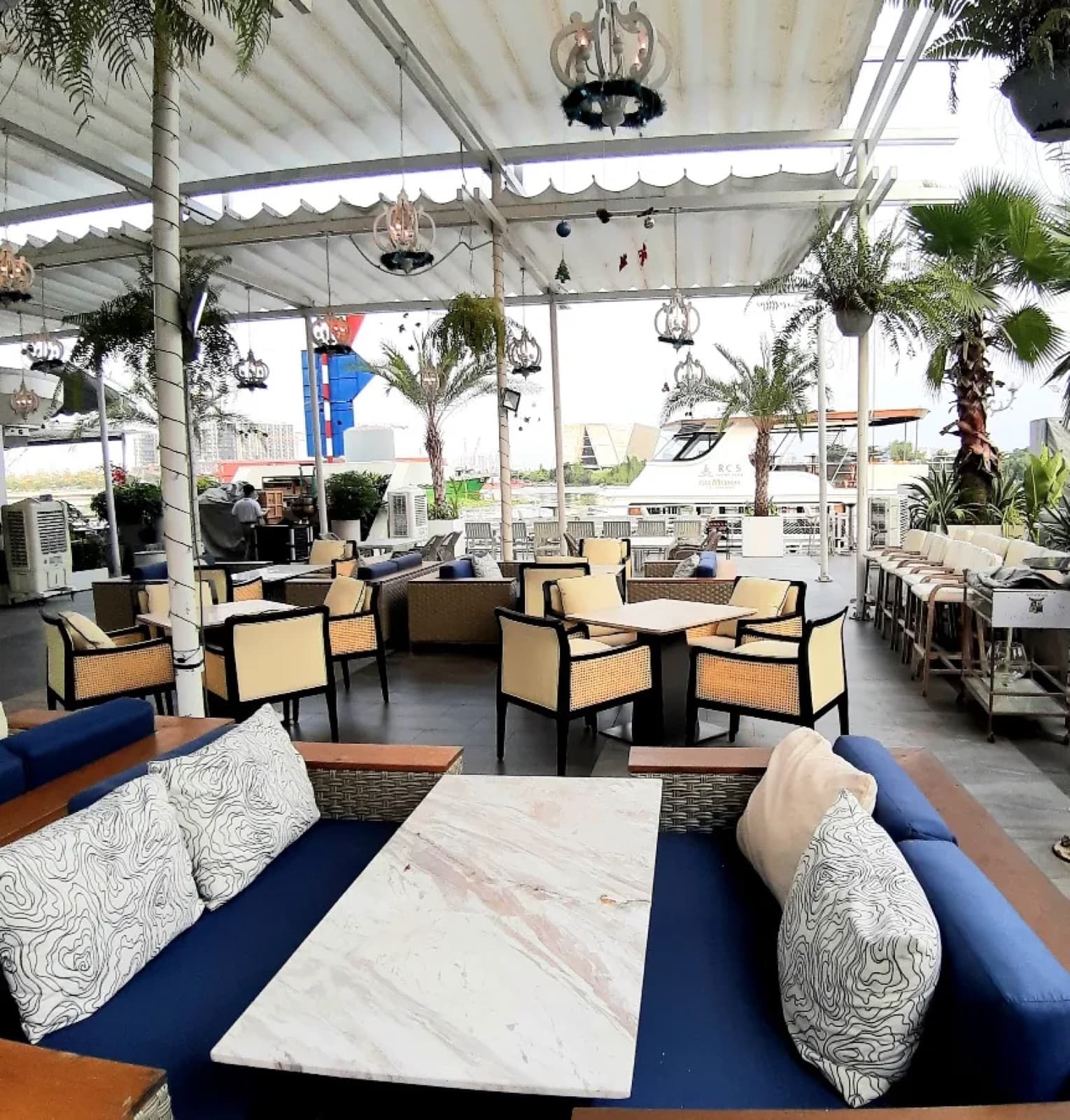 Outdoor lounge seating in ROS Outdoor Riverside Garden